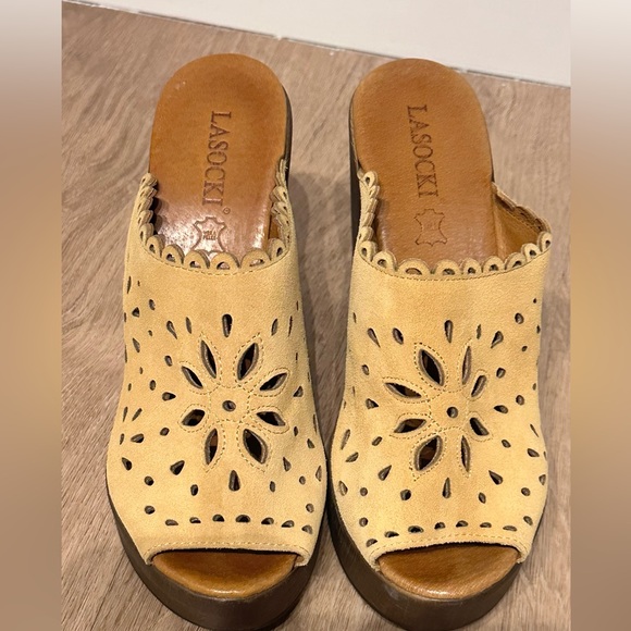 Lasocki 1970s style suede cutwork platform sandals.. Size 7.5 - Picture 3 of 8